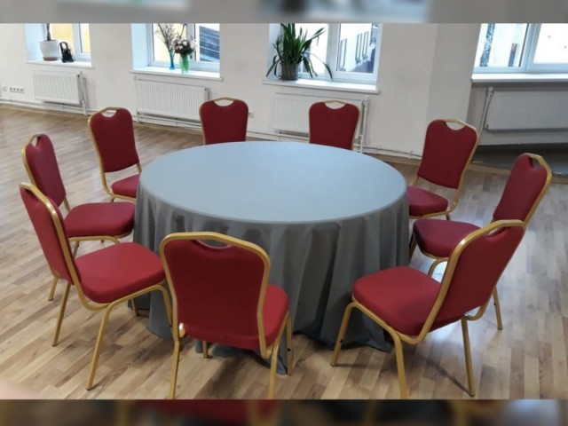 banketa galds ar sarkaniem kresliem noma 23l