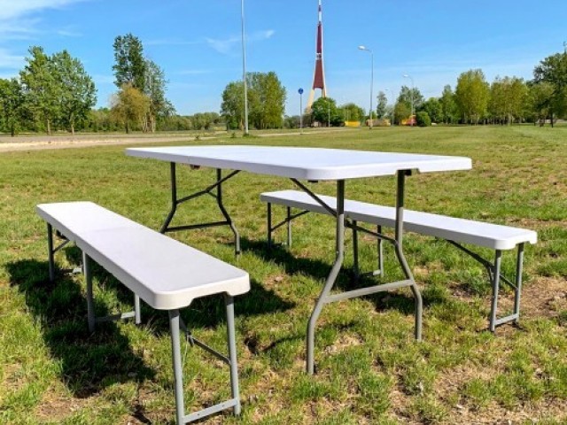 galds ar diviem soliem 23o