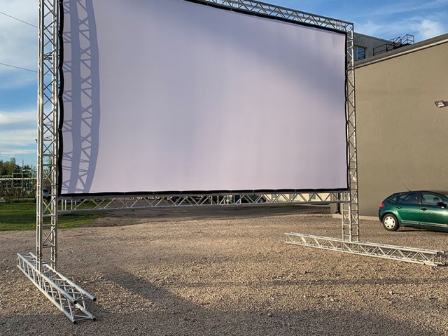 brivdabas kino ekrans 66x37m noma 25l