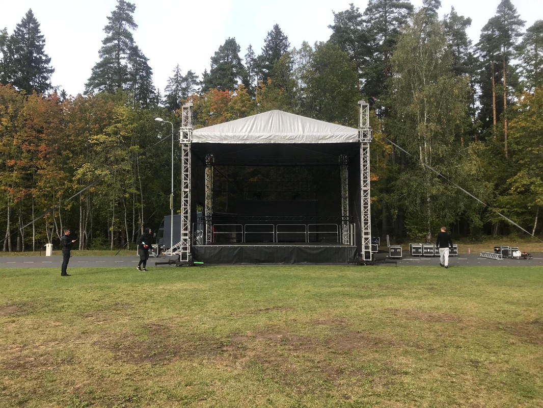 Mobilā skatuve 8 x 6 x 7 m