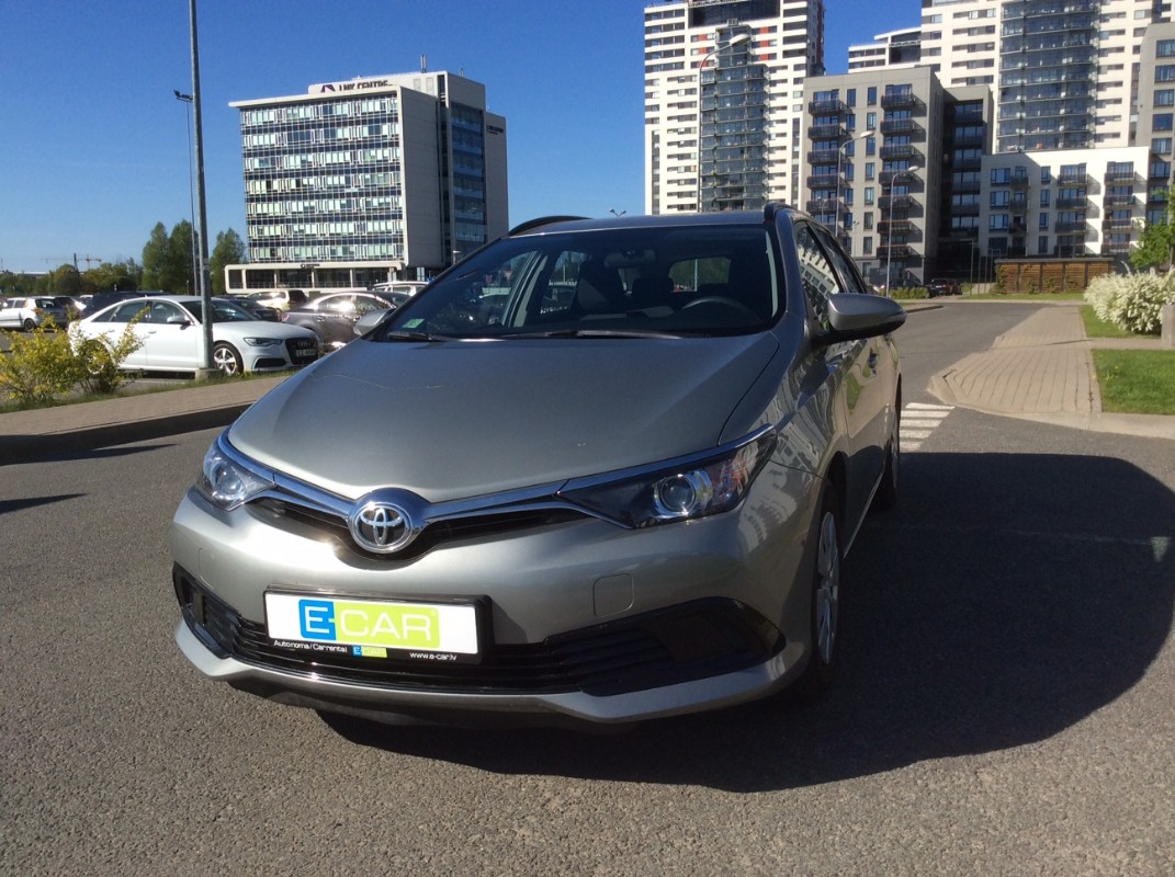 E-CAR auto noma / Kompaktais Toyota Auris