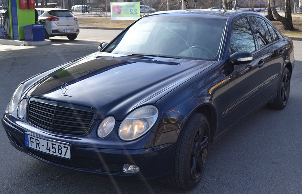 MERCEDES-BENZ E270
