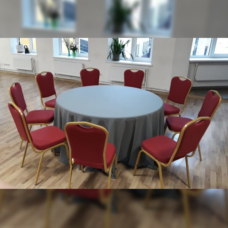 BANKETA GALDS AR SARKANIEM KRĒSLIEM noma